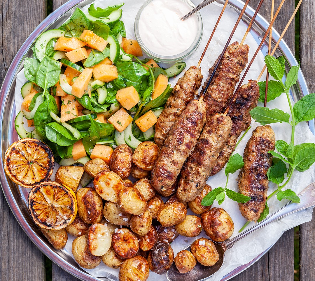 Grillade Lammfarsspett Med Rostad Farskpotatis Och Melonsallad Foto Nurlan Mathem2