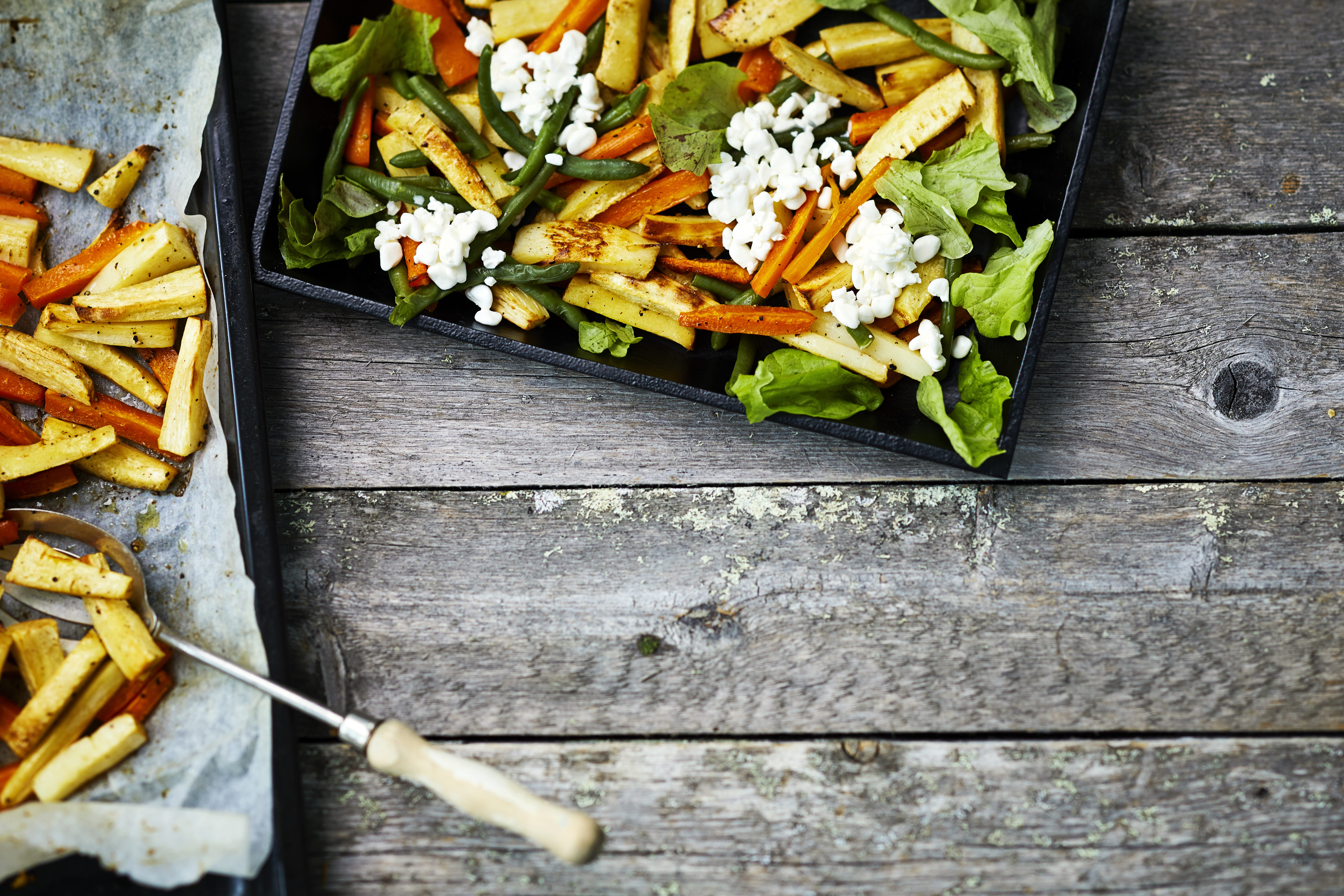 Uunijuurekset Ja Uunijuuressalaatti Vaakakuva Rotated