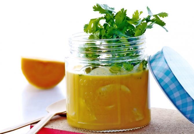 Mausteinen Kurpitsakeitto Kanaa Ja Punaisia Linsseja